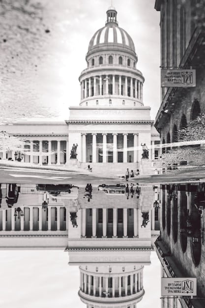 US Economic Policy: Comparing Party Approaches & Impact